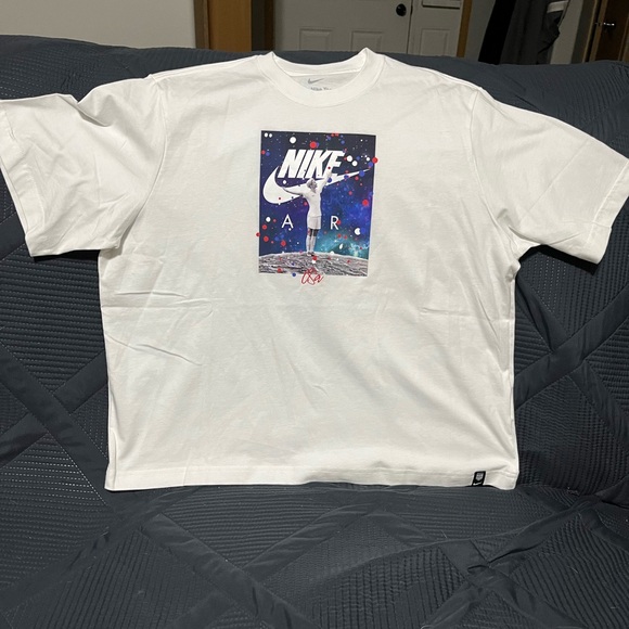 Nike Tops - NWOT WOMENS NIKE TSHIRT SIZE MEDIUM